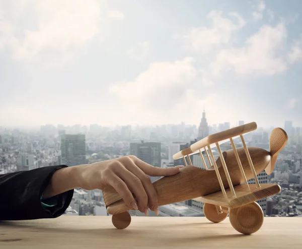 Empresária brincar com um avião de brinquedo. Conceito de startup da empresa e sucesso empresarial . — Fotografia de Stock