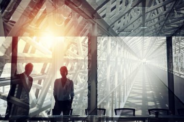 Ofiste birlikte çalışan iş adamları. Takım çalışması ve ortaklık kavramı. çift pozlama