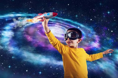 Çocuk roketle oynuyor. Hayal gücü kavramı