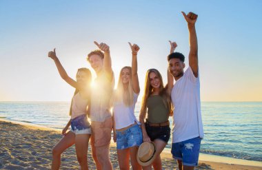 Grup arkadaşıyla kumsalda eğleniyor. Yaz aylarında kavramı