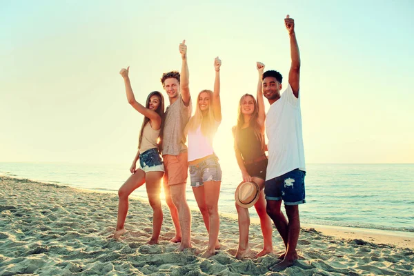 Grupo de amigos se divertindo na praia. Conceito de horário de verão — Fotografia de Stock