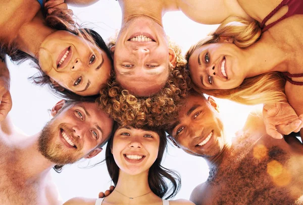 Grupo feliz de amigos em círculo sob o sol no verão — Fotografia de Stock