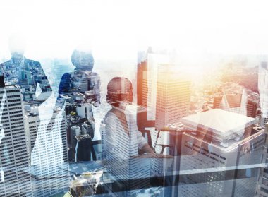 Ofiste birlikte çalışan iş adamları. Takım çalışması ve ortaklık kavramı. çift pozlama