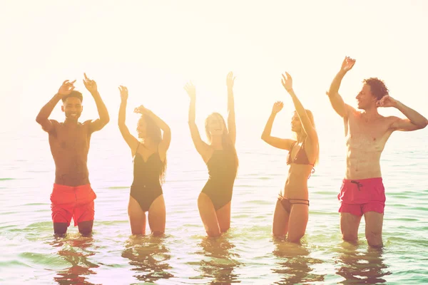 Groupe d'amis dansant sur la plage — Photo