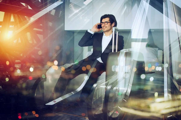 Traveler businessman with his smartphone ready to fly. Double exposure. — Stock Photo, Image