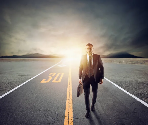 Ο επιχειρηματίας περπατάει σε έναν άγνωστο δρόμο για μια νέα περιπέτεια. Έννοια της αποφασιστικότητας — Φωτογραφία Αρχείου