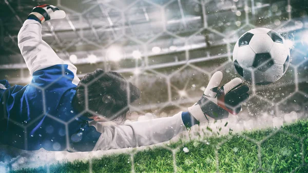 Portero atrapa la pelota en el estadio durante un partido de fútbol — Foto de Stock