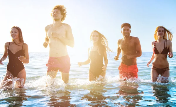 Un groupe d'amis court dans la mer. Concept d'été — Photo