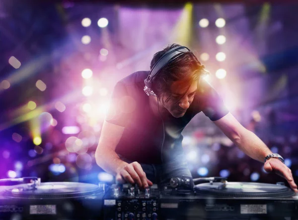 DJ playing music at the discotheque — Stock Photo, Image