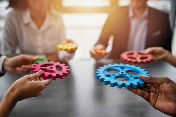 Zakenteam verbinden stukken tandwielen. Teamwork, partnerschap en integratie — Stockfoto