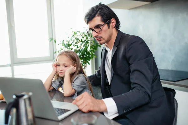 Menina feliz assistindo um filme no computador com seu pai — Fotografia de Stock