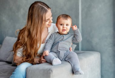 Küçük çocuk gülümseyen ve anne ile mutlu