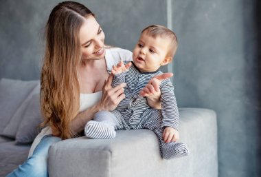 Küçük çocuk gülümseyen ve anne ile mutlu