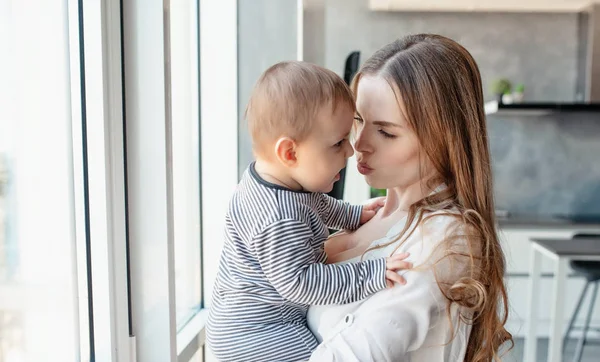 Criança sorrindo e feliz com a mãe — Fotografia de Stock