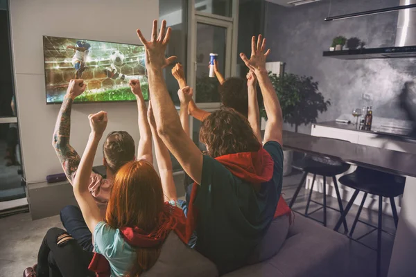 Grupo de amigos ven el juego juntos en la televisión y se regocijan —  Fotos de Stock
