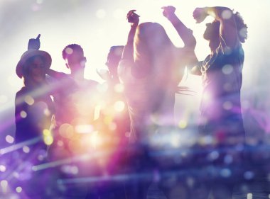 Diskotekte dans eden arkadaşlar. Çift pozlama