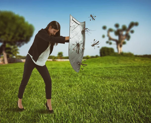 Frau wehrt sich mit Schutzschild gegen Mückenangriff — Stockfoto