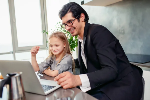 Šťastná holčička sleduje film v počítači se svým otcem — Stock fotografie