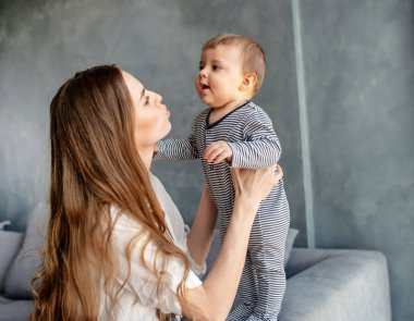 Küçük çocuk gülümseyen ve anne ile mutlu