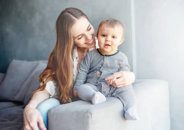 Criança sorrindo e feliz com a mãe — Fotografia de Stock