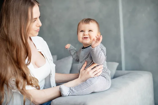 Criança sorrindo e feliz com a mãe — Fotografia de Stock