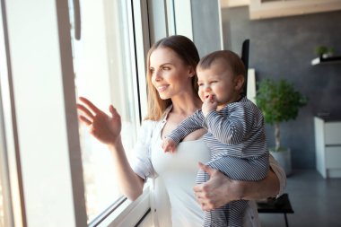 Küçük çocuk gülümseyen ve anne ile mutlu
