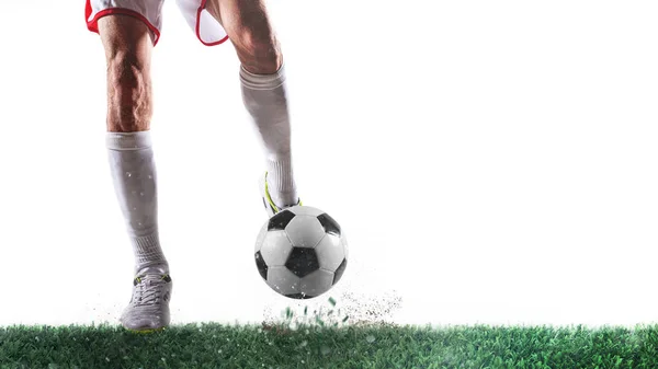 Cena de futebol com o jogador pronto para atirar a bola no fundo branco — Fotografia de Stock