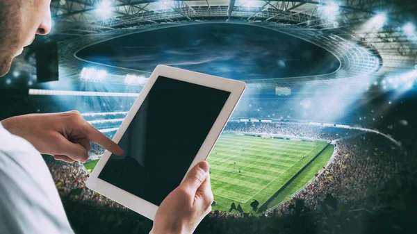 Hombre con tableta en el estadio para apostar en el juego —  Fotos de Stock