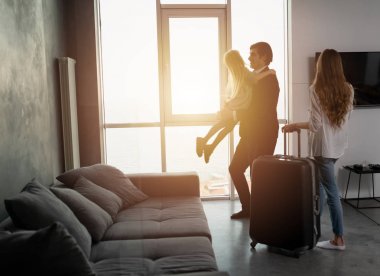 Babam seyahatten eve geri döner.