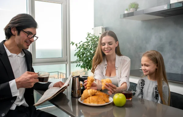 Familia feliz desayunar en casa — Foto de Stock