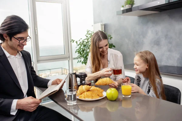Familia feliz desayunar en casa — Foto de Stock