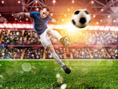 Oyuncu ile gece maçı futbol sahnesi güç ile topu tekme.