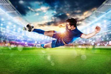 Oyuncu ile gece maçı futbol sahnesi güç ile topu tekme.