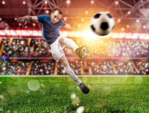 Fotbolls scenen på natten match med spelare sparkar bollen med makt. — Stockfoto