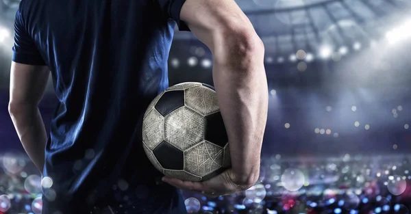 Giocatore di calcio pronto a giocare con il pallone da calcio allo stadio — Foto Stock