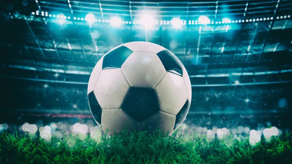 Primer plano de una pelota de fútbol en el centro del estadio iluminado por los faros —  Fotos de Stock