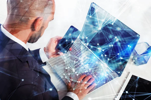 El hombre de negocios trabaja con el portátil. Concepto de trabajo en equipo y asociación. doble exposición con efectos de red — Foto de Stock