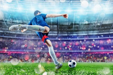 Oyuncu ile gece maçı futbol sahnesi güç ile topu tekme.