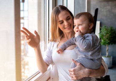 Küçük çocuk gülümseyen ve anne ile mutlu