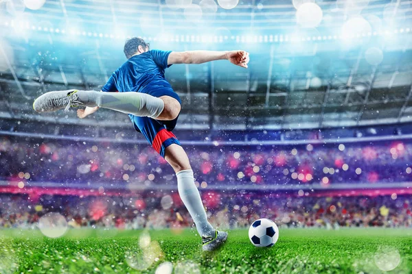 Scena piłki nożnej w nocy meczu z graczem kopiąc piłkę z mocą. — Zdjęcie stockowe