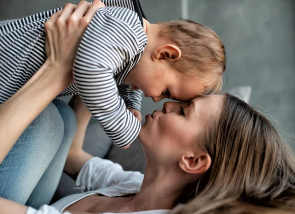 Criança sorrindo e feliz com a mãe — Fotografia de Stock