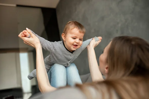 Criança sorrindo e feliz com a mãe — Fotografia de Stock