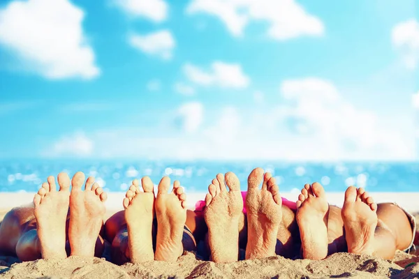 Grupo de amigos divirtiéndose en la playa con sus pies. Concepto de verano — Foto de Stock