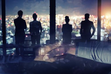 Ofiste birlikte çalışan iş adamları. Takım çalışması ve ortaklık kavramı. çift pozlama