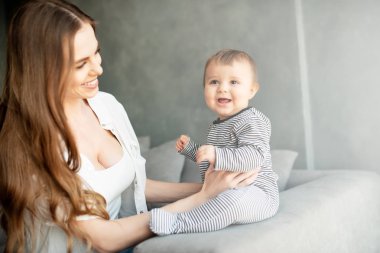 Küçük çocuk gülümseyen ve anne ile mutlu