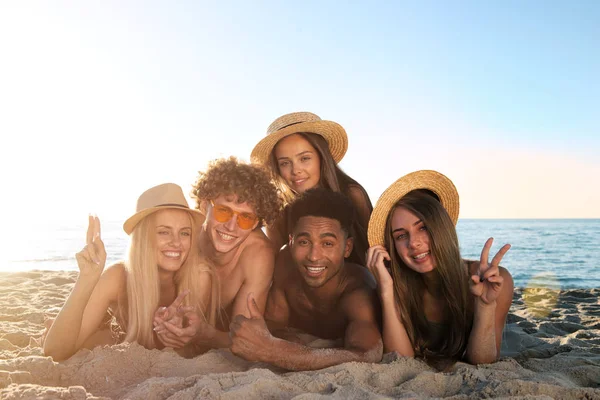 Skupina přátel baví na pláži. Koncept na léto — Stock fotografie
