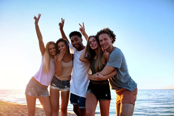 Grupa przyjaciół, zabawy na plaży. Koncepcja lato — Zdjęcie stockowe