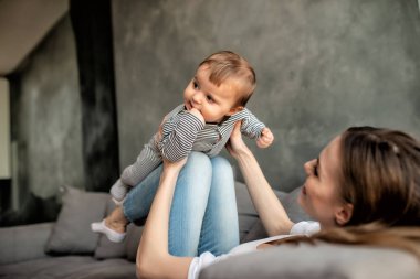 Küçük çocuk gülümseyen ve anne ile mutlu