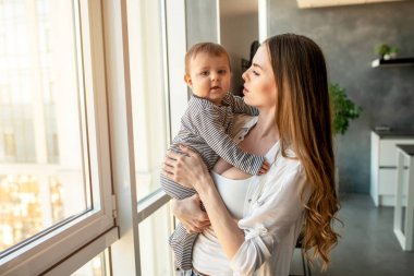 Küçük çocuk gülümseyen ve anne ile mutlu