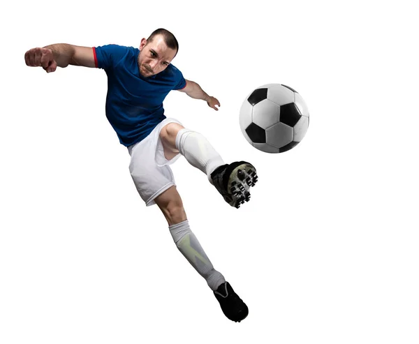 Futball játékos a labda a készen áll a játékra. Elszigetelt fehér background. — Stock Fotó